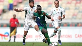 欧文突破助攻制胜球（欧文强突妙传造绝杀）