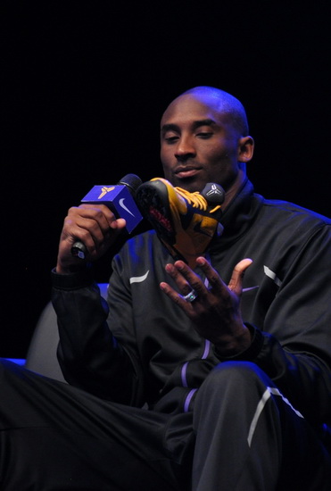 半场战报：西海岸1-0亚泰，陈柏良助攻里切利头球破僵（半场：西海岸1-0领先亚泰，陈柏良助攻里切利头球先拔头筹）