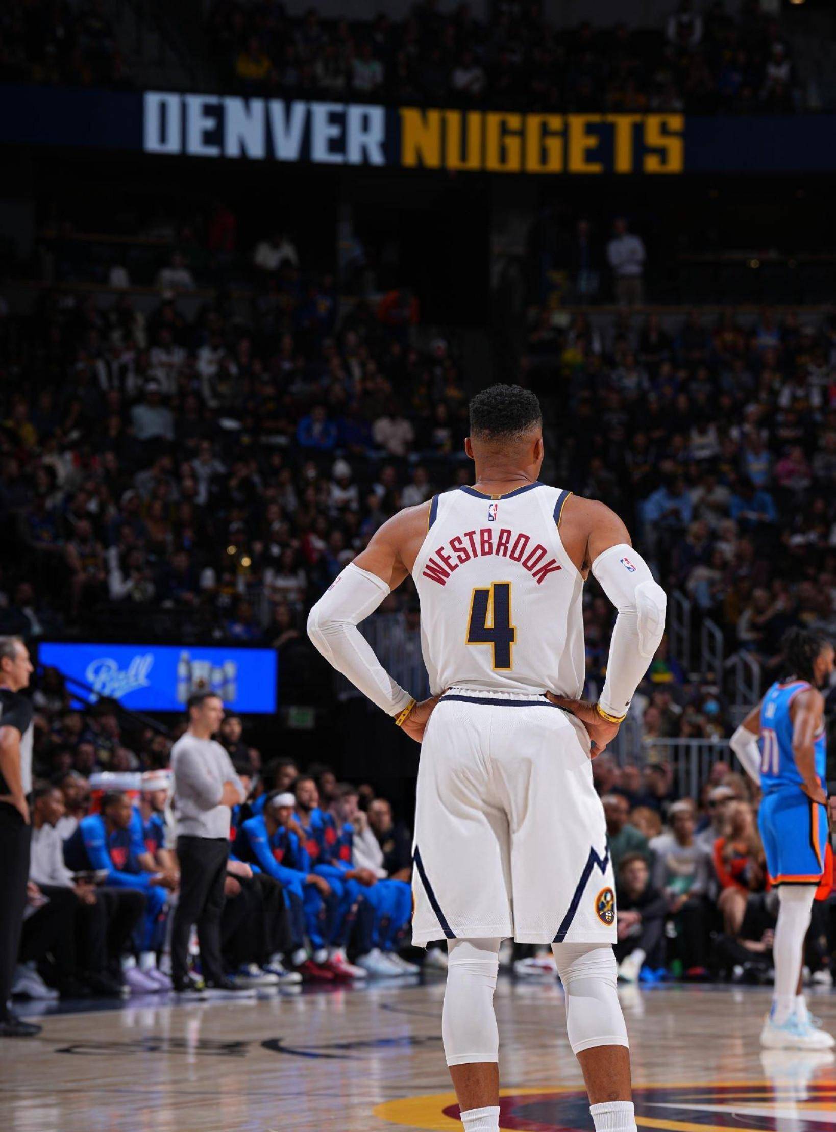 传奇奥斯卡满血复活看海港亚冠 球迷喊队危 ！速归！（奥斯卡满血复活现身海港亚冠看台，球迷高呼球队告急盼其速归）