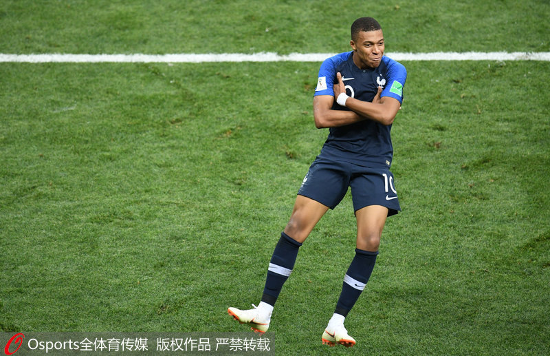 太阳报：C罗日收入48.8万英镑，与摩根采访时戴的手表值110万英镑