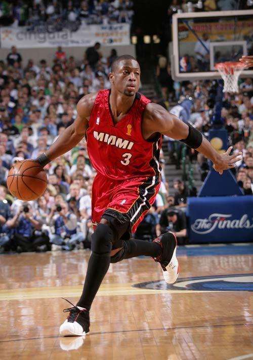 西亚卡姆和杰克逊半场均得分上双，二人合砍27分（西亚卡姆与杰克逊半场双双得分上双，共取27分）