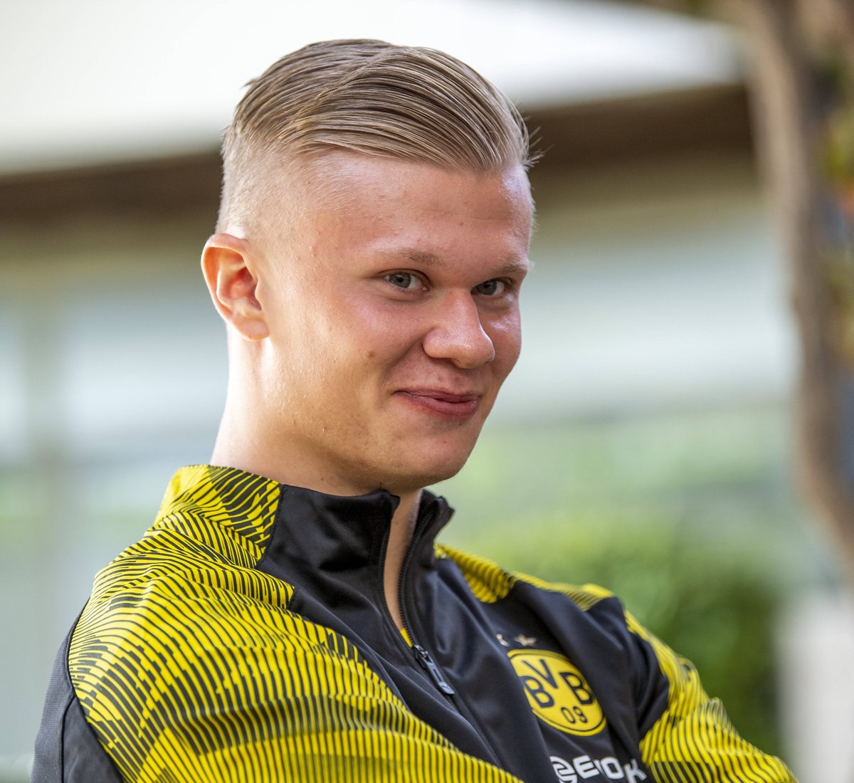 记者：奥斯卡身边人认为他没法继续踢球了，他在体能测试时突感不适（记者：奥斯卡体能测试突感不适，身边人称其恐难再继续踢球）